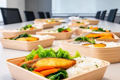会議室の机に置かれた彩りのよい仕出し弁当