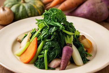 旬の葉物や根菜など地元の野菜を使った料理の盛りつけ