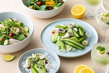 夏の会食に合わせた冷たい料理とさっぱりした小鉢